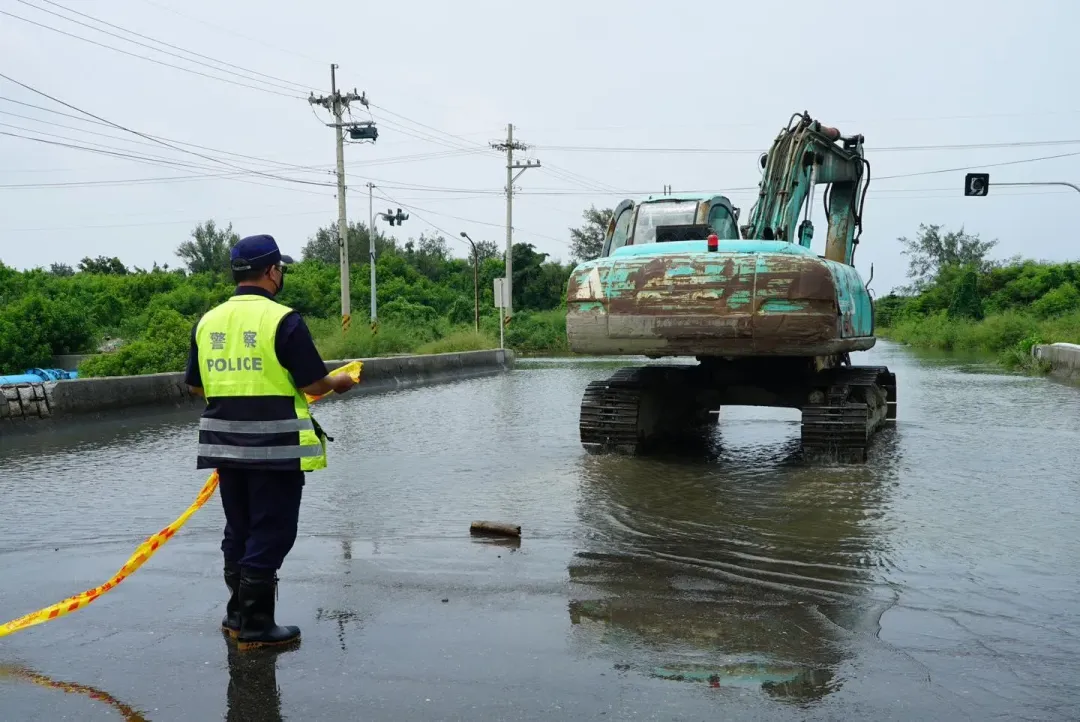 雲林口湖因海水倒灌淹水,鄉長李龍飛怒嗆政府不要只顧選舉(攝自張麗善臉書)
