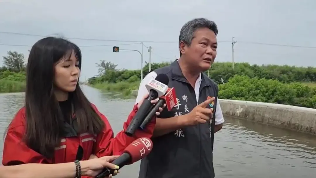 雲林口湖因海水倒灌淹水,鄉長李龍飛怒嗆政府不要只顧選舉(圖/中天新聞)
