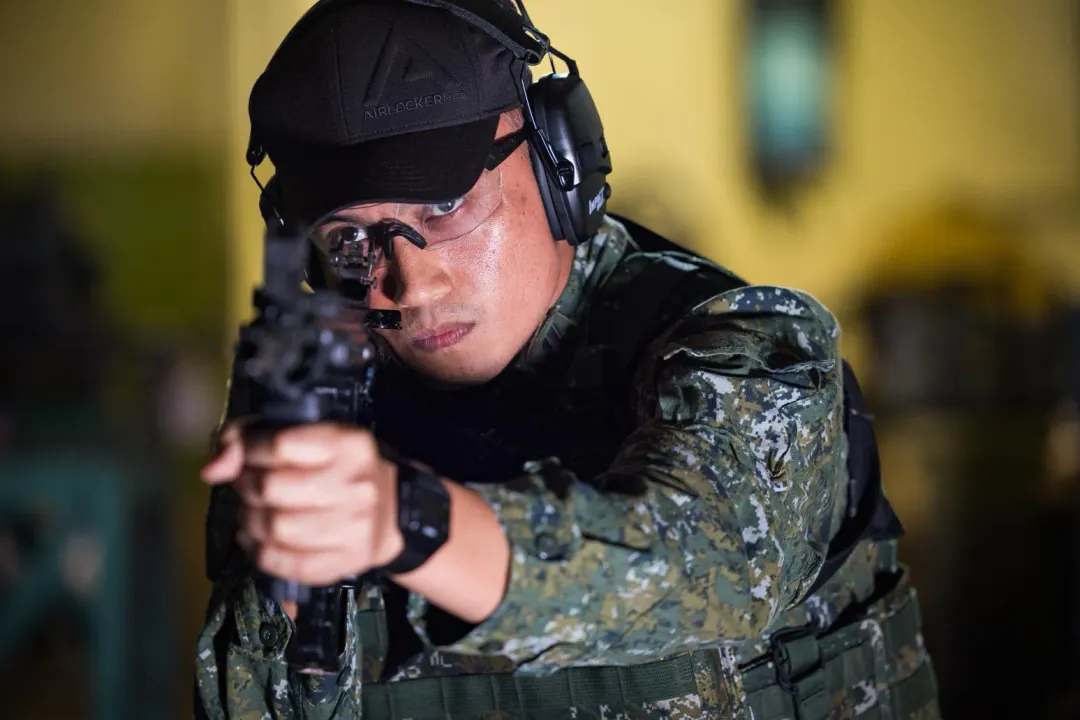 柯俊文操作軍備局研發中的XT-112國造5.56公厘口徑新式戰鬥步槍。（圖取自文化總會影片）