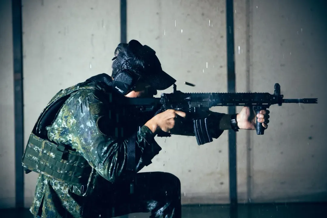 柯俊文實彈射擊「XT-112戰鬥步槍」的測試畫面。（圖取自文化總會影片）