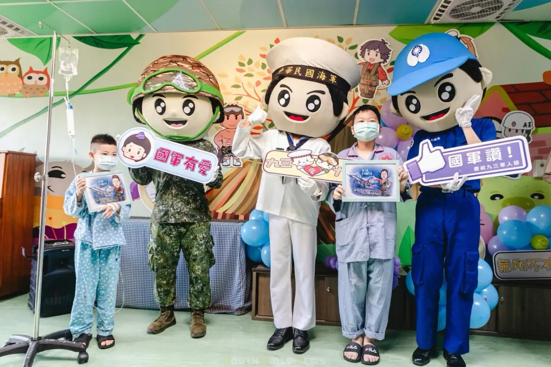 陸海空三軍大頭娃娃和病童合影。(青年日報臉書)