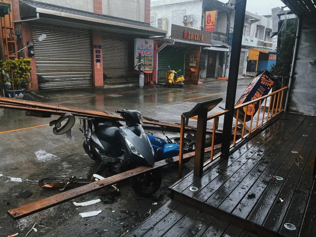 台東成功鎮的店家裝潢被吹毀，壓倒停在路邊的機車。（圖／中天新聞）&nbsp;