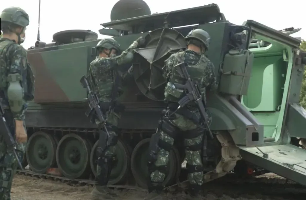 中科院研發之軍用外骨骼，包含野戰型及荷重型2種。(圖/中天新聞，李俊毅攝)