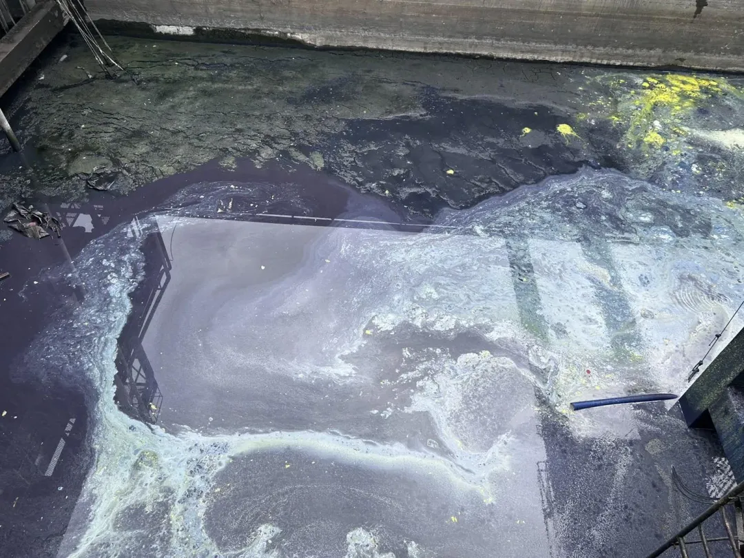潤泰第八廠廢水池內剩餘廢水量仍多，但牆上痕跡可見水位有變化。（圖／中天新聞）