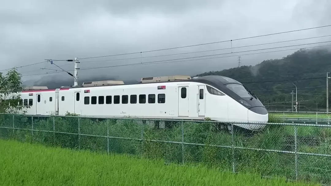 台鐵421次自強號列車疑因集電弓受損停駛搶修中。(圖/翻攝畫面)