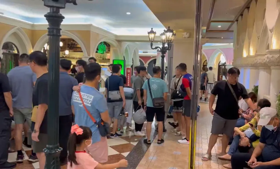 百貨公司的餐廳湧現用餐人潮。（圖／中天新聞）