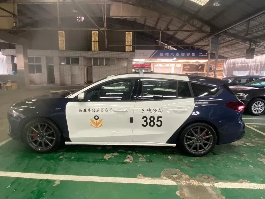 新北三峽分局近日獲贈一輛「小鋼砲警車」。(圖/翻攝畫面)