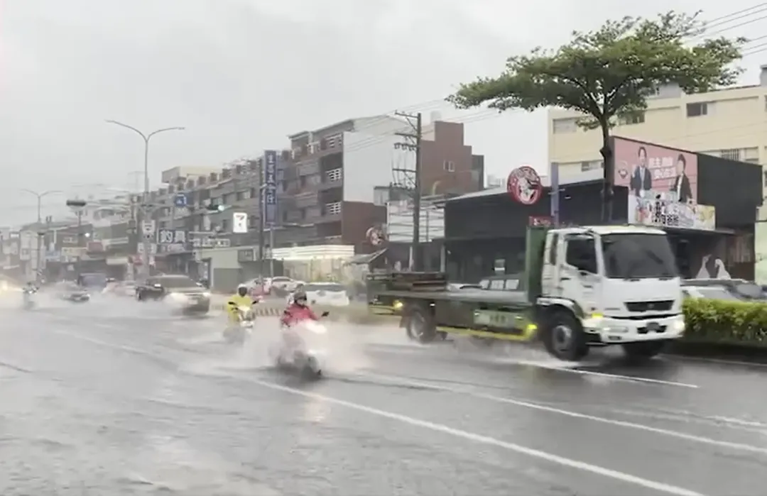 彰化員林中山路發生積淹水，車輛「破浪前行」。（圖／中天新聞）