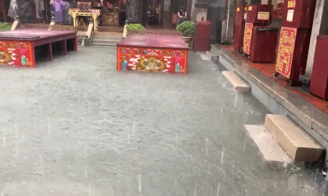 鹿港天后宮的廟埕被雨水淹沒。（圖／中天新聞）