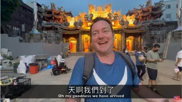 英國叔叔-艾倫挑戰穿藍白托步行近38公里到大甲鎮瀾宮向媽祖還願，走到雙腳都起水泡，還好有YouBike及時救援，抵達目的地。（翻攝自YouTube「lifeintaiwan-英國叔叔」）