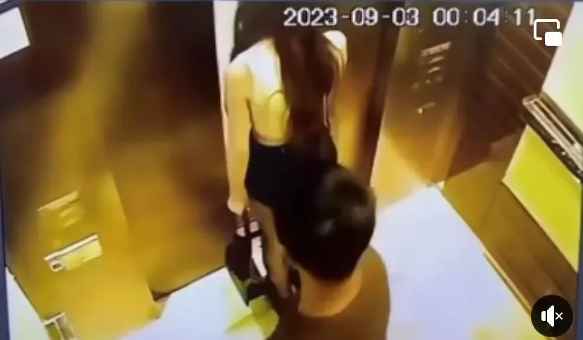 男子在電梯開門之際光速犯案,導致妹子頭髮留下白色液體。(圖/爆廢公社二館)