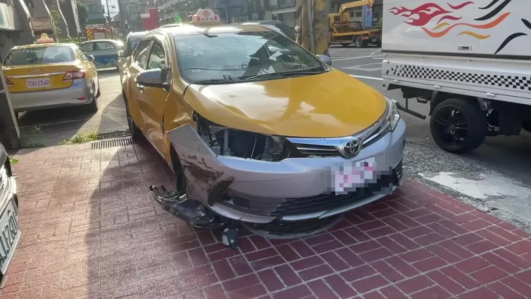 計程車被偷走還被開到車毀爆胎。(圖/翻攝畫面)