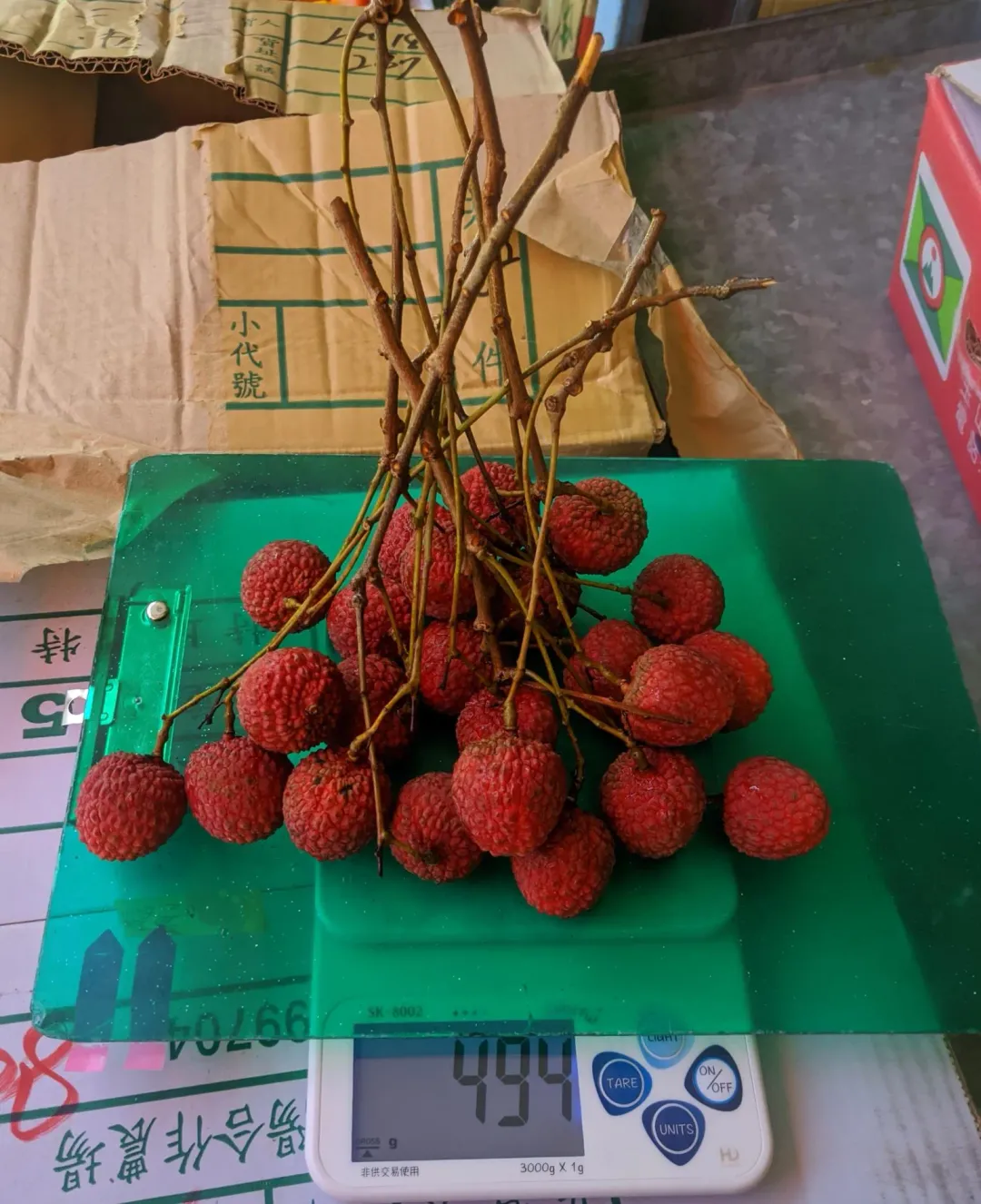 當令水果荔枝&nbsp;，能促進新陳代謝，補血益氣。荔枝的熱量、甜度皆高，勿過量食用