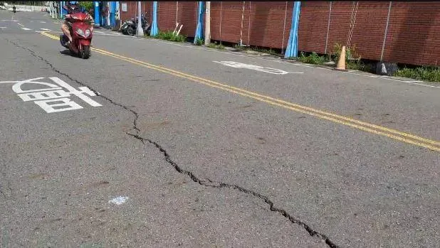 高雄道路龜裂達百米。(圖/中天新聞,下同)