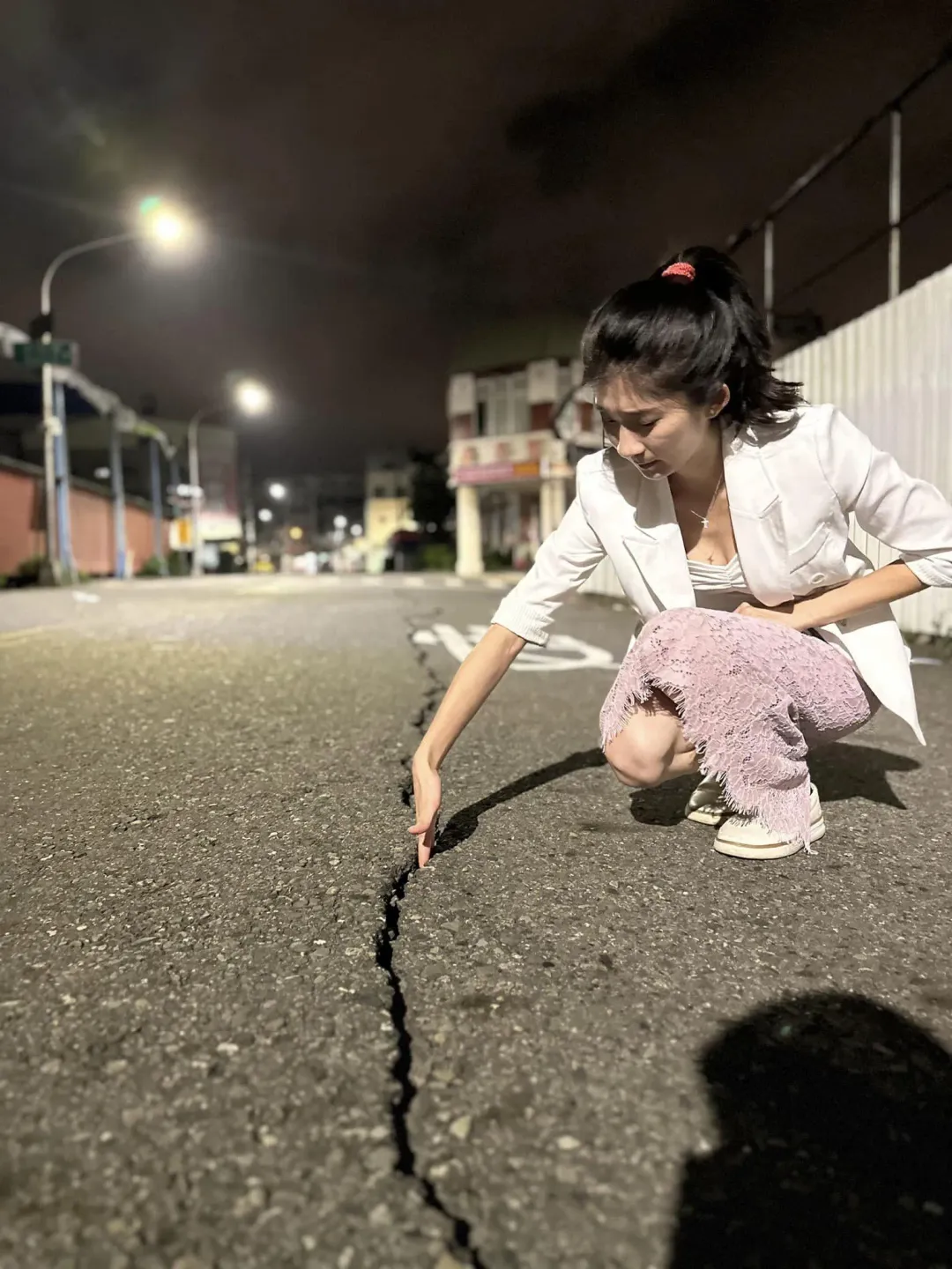 高雄道路龜裂手指都能輕鬆伸進去。(圖/翻攝「李明璇」粉專)