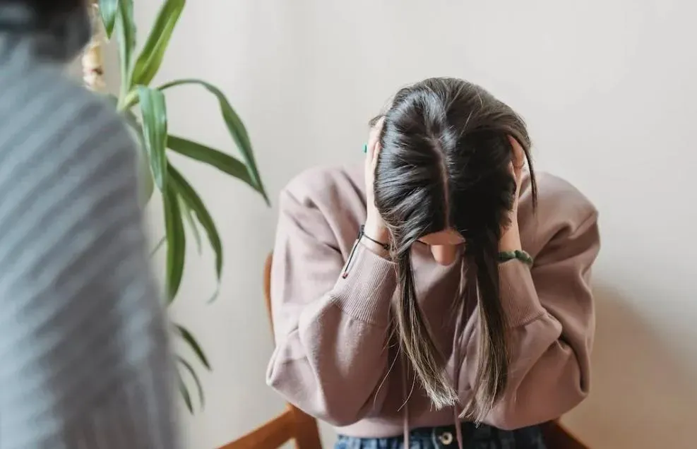人妻發現小三是自己親媽。(示意圖/PEXELS)