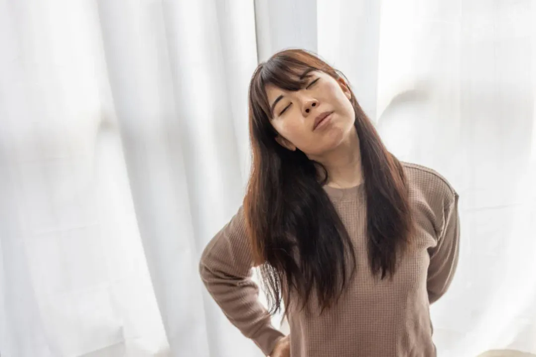游離腎的患者在活動、勞累、久站、用餐後,會有腰腹痠痛的症狀。(圖/Photo AC)