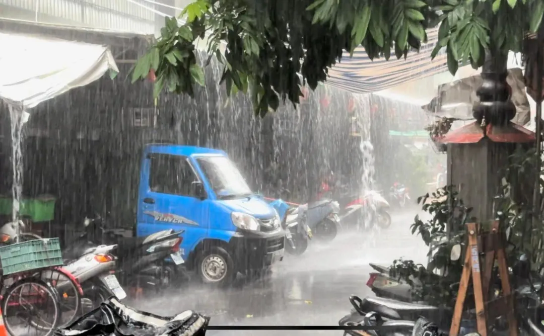 大雷雨開轟台南、高雄、屏東。(圖/中天新聞)