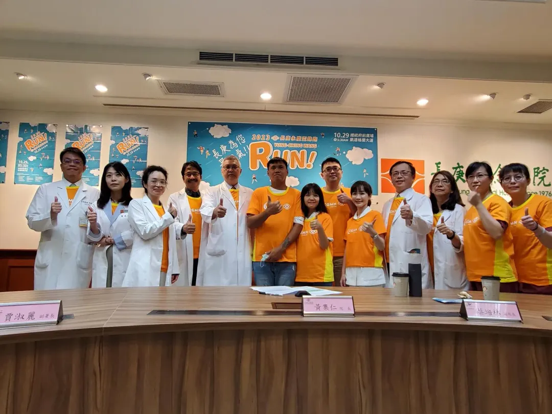 林口長庚肥移植團隊與連先生(左6)、未婚妻籃小姐(左7)合影。(圖/林口長庚醫院提供)