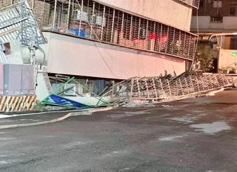 台北市大直街94巷7日晚間發生民宅倒塌,急撤367人。(圖/翻攝自Facebook@王鴻薇)