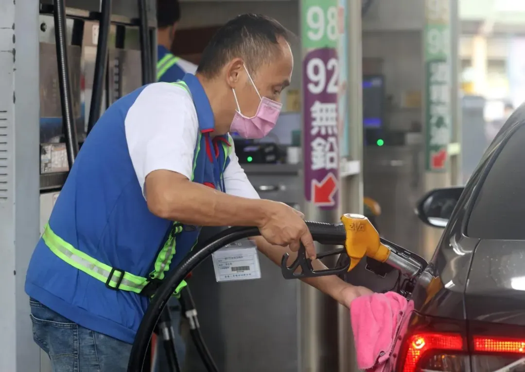 明起國內汽油價格不調整、柴油調降0.1元。(示意圖/台灣中油臉書)