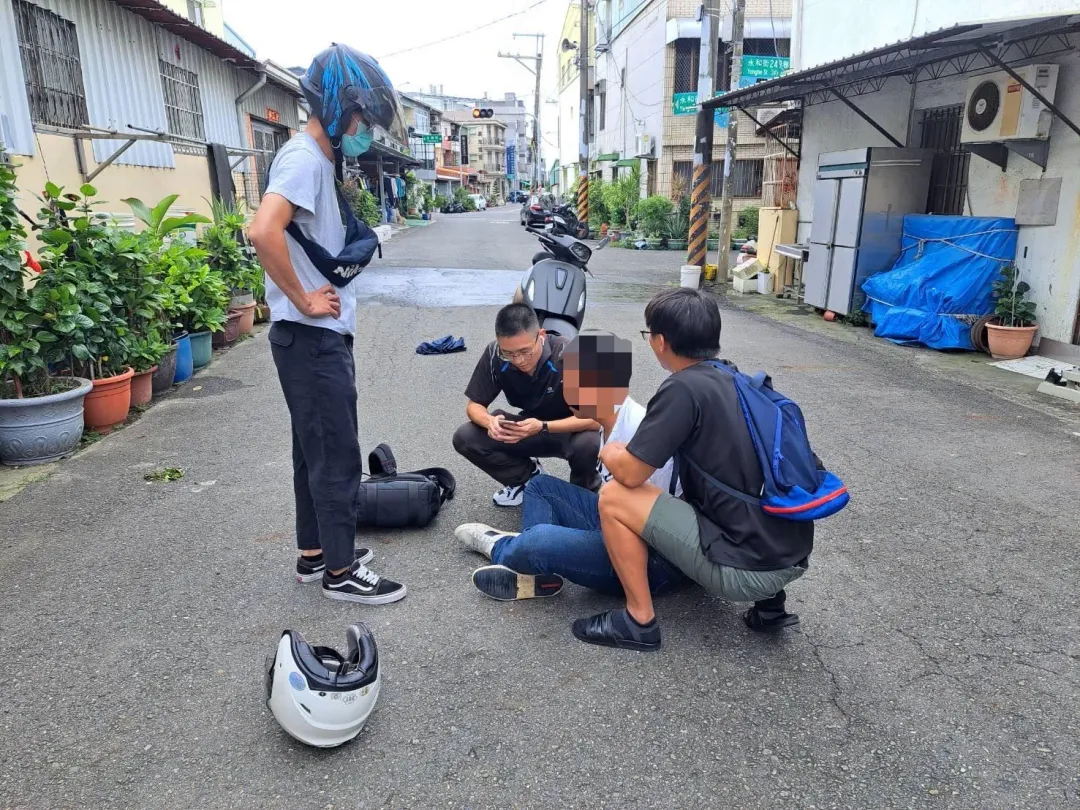 員警在康嫌身上查找犯案證據。（圖／警方提供）