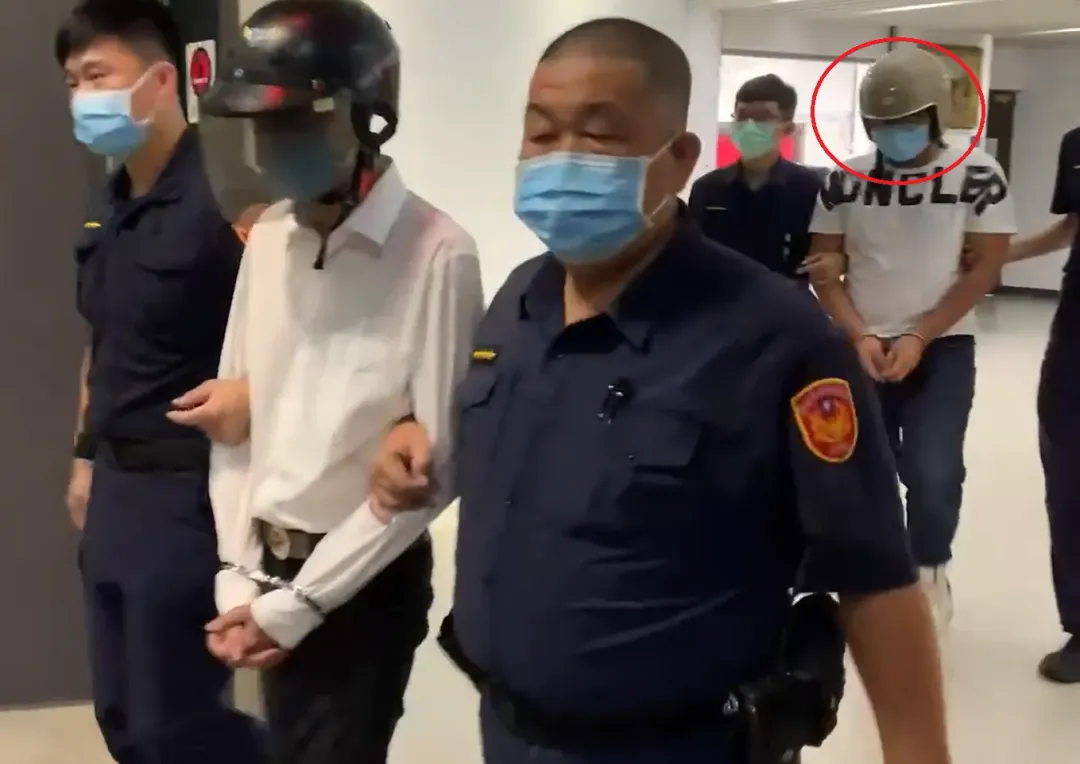 警方逮捕康姓詐團成員（紅圈者）與陳姓車手，明顯可見康嫌體格壯碩。（圖／警方提供）