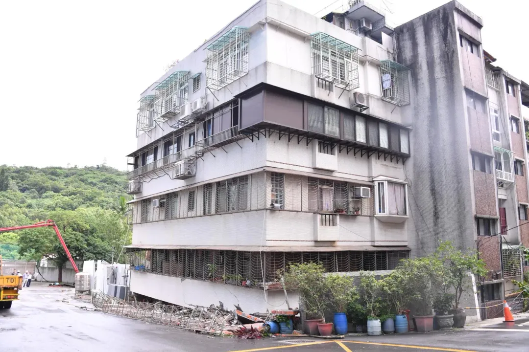 北市大直街94巷公寓1樓下陷。（翻攝監視器畫面）