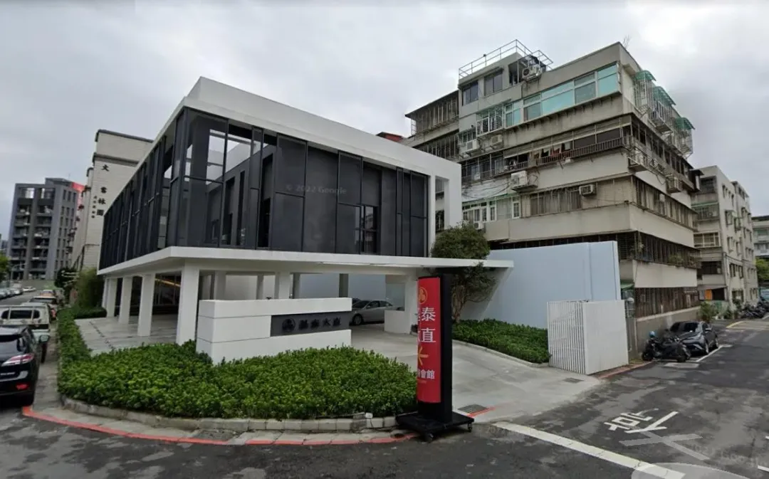基泰建設在北市大直街的建案，33戶已銷售31戶，卻因施工不慎造成隔鄰民宅大樓下陷（圖取自Googlemap）
