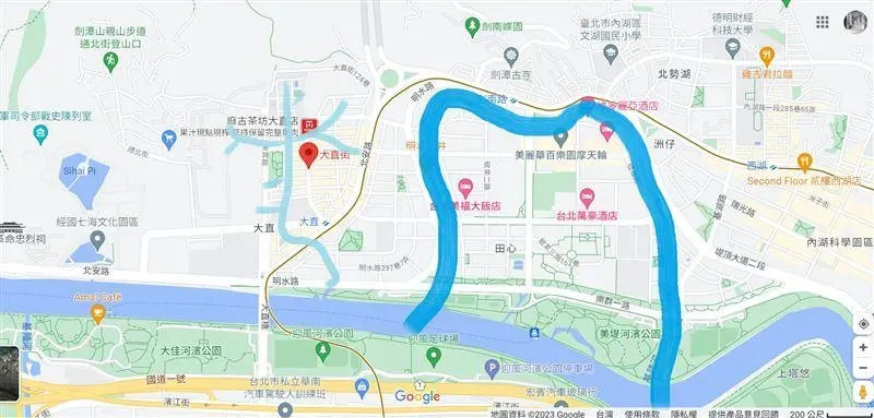 網友將古地圖與現在的地圖疊合比較,發現基隆河河道過去有一大段彎出來。(圖/翻攝自PTT)