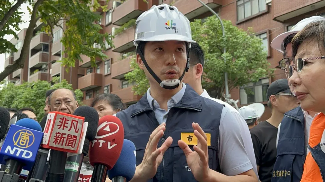 蔣萬安再度回到大直街民宅下陷的現場了解災情。（圖／中天新聞網，塗豐駿攝）