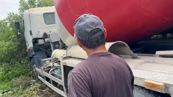 駕駛表示，手煞車疑似未拉緊所導致。（圖／中天新聞）