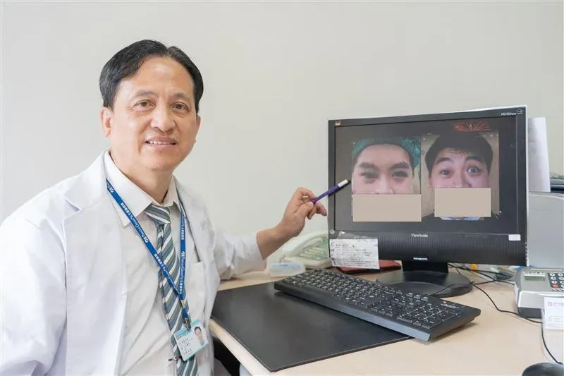 少年右半臉逐漸萎縮變形，眼睛一大一小，左右臉歪斜，經醫師吳文宏以顯微自體脂肪移植手術為少年重建外形。（圖／光田醫院）
