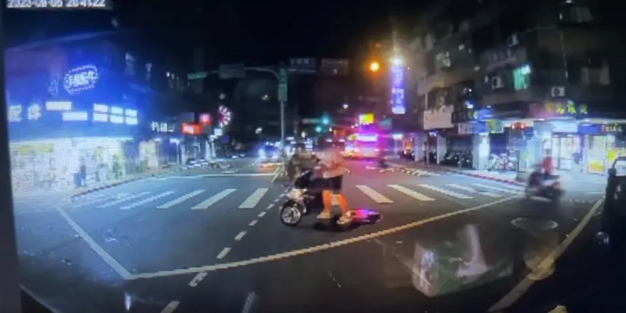 年輕騎士自摔，竟向警汙衊是駕駛追撞引起車禍。（圖／翻攝自FB「爆料公社」）