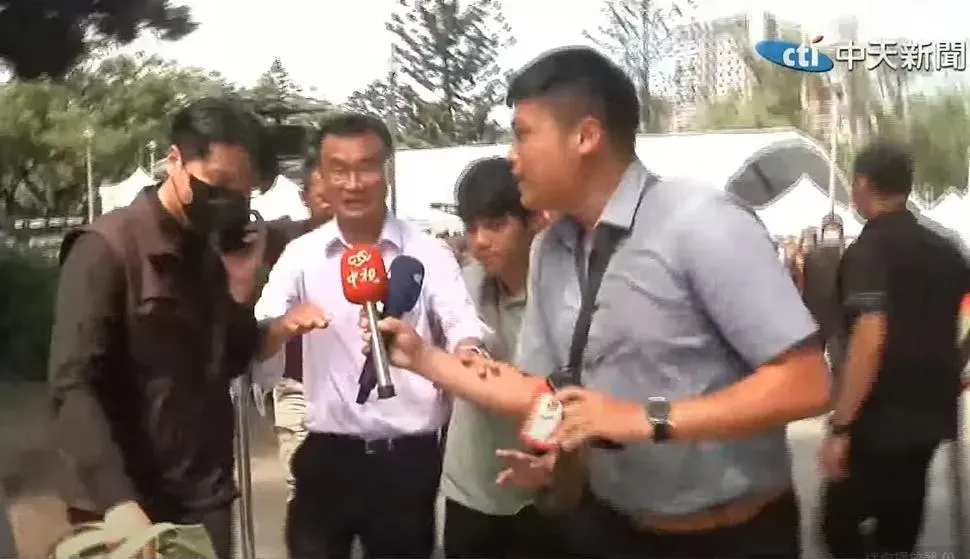 陳吉仲不回答超思爭議，讓隨扈阻擋推開記者。（圖／中天新聞）