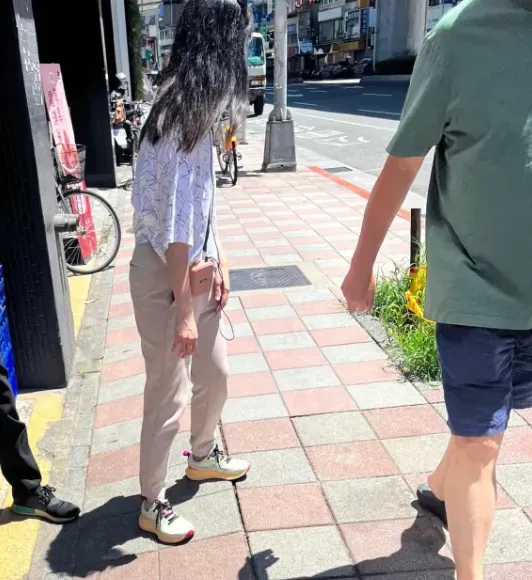 高嘉瑜到基泰碧湖附近會勘，發現人行道受到擠壓。（圖/翻攝高嘉瑜臉書）