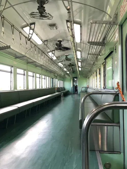 藍皮解憂號車廂內保留舊有的設計，透過可打開的窗戶自然通風，欣賞窗外景致。（圖／台鐵局提供）