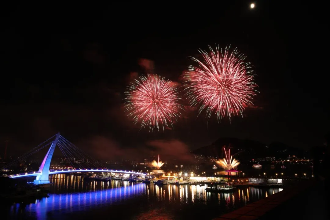 2023仲夏繽紛樂活動8月27日煙火秀實景。（圖／新北市漁業處提供）