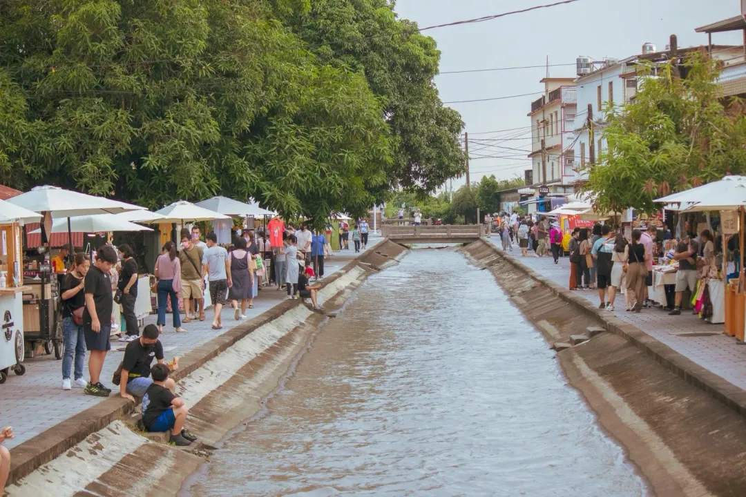 美濃水圳旁的市集有近120間攤位，好吃又好逛。（圖／翻攝自Facebook@高雄旅遊網）
