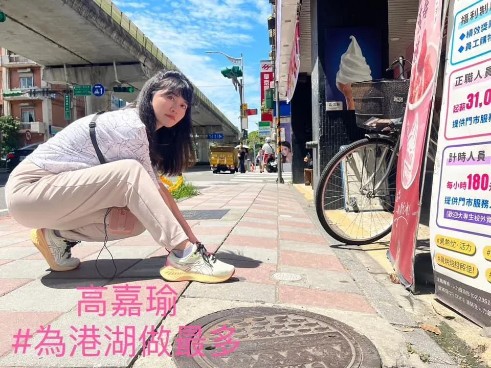高嘉瑜到基泰碧湖附近會勘，發現人行道受到擠壓。（圖/翻攝高嘉瑜臉書）