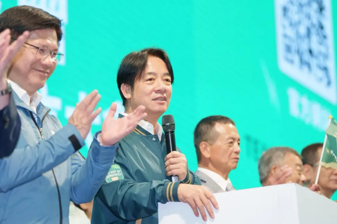 賴清德26日在竹東被問到進口蛋爭議時,看向媒體停格約1秒,最後沒說話就走了,網友狠酸「草包繼續裝死」。(圖,資料照/翻攝賴清德臉書)