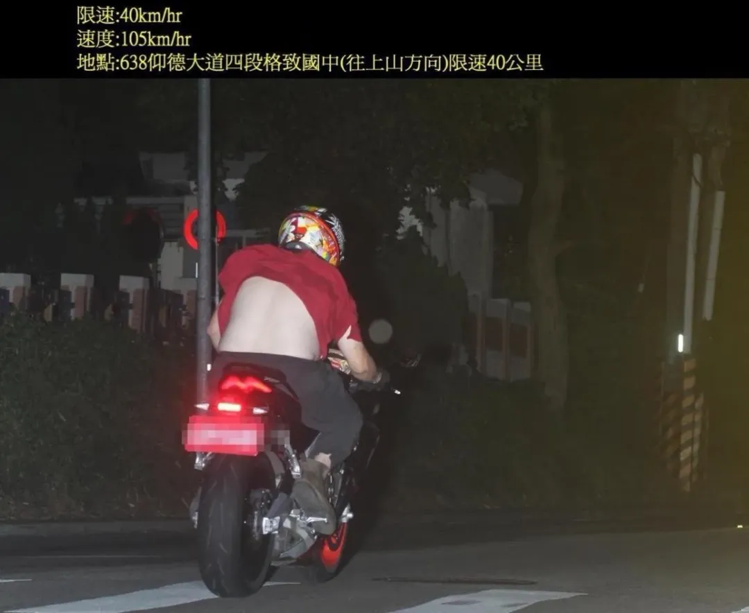 騎士在限速40路段狂飆到105遭照相取締。(圖/翻攝畫面)