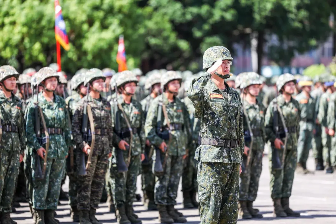 國防部明年砍掉5千多名志願役員額預算。(圖/翻攝自國防部發言人臉書)