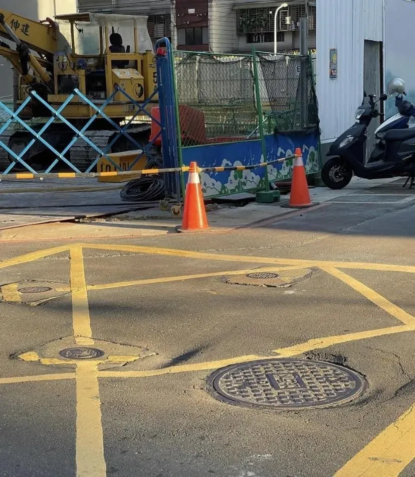 北市合江街180巷及錦州街305巷建案旁出現道路塌陷情況。(圖/翻攝中山大同陳怡君)