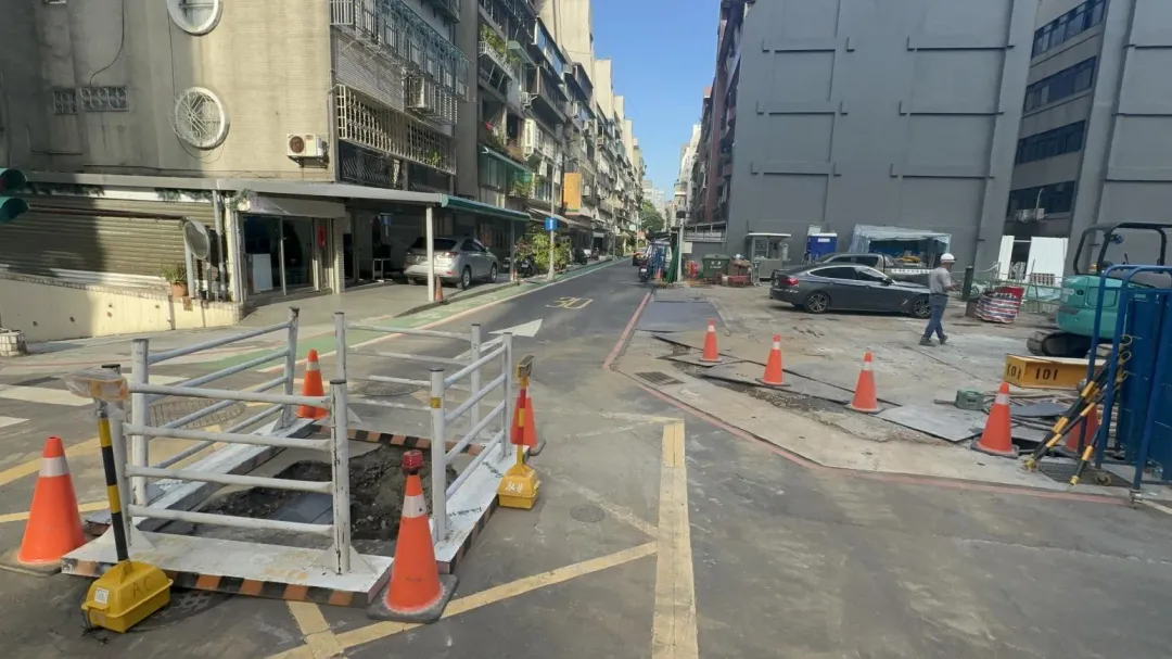 建案已將塌陷道路圍起警示。(圖/記者塗豐駿攝)