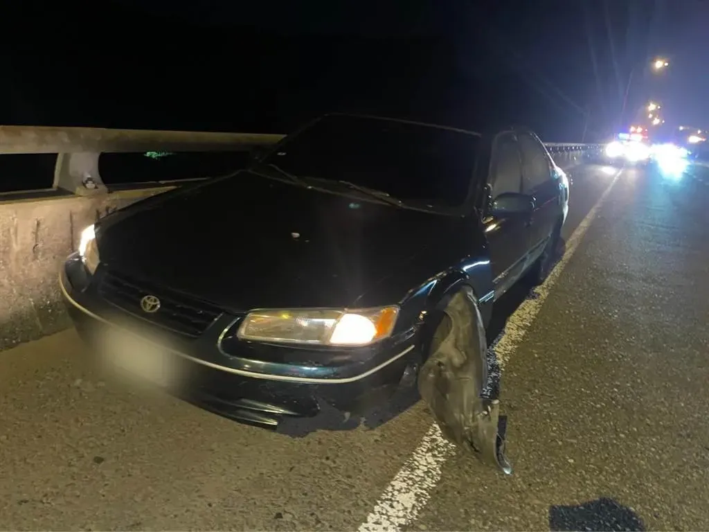 車輛壓到散落物導致爆胎。(圖/翻攝畫面)