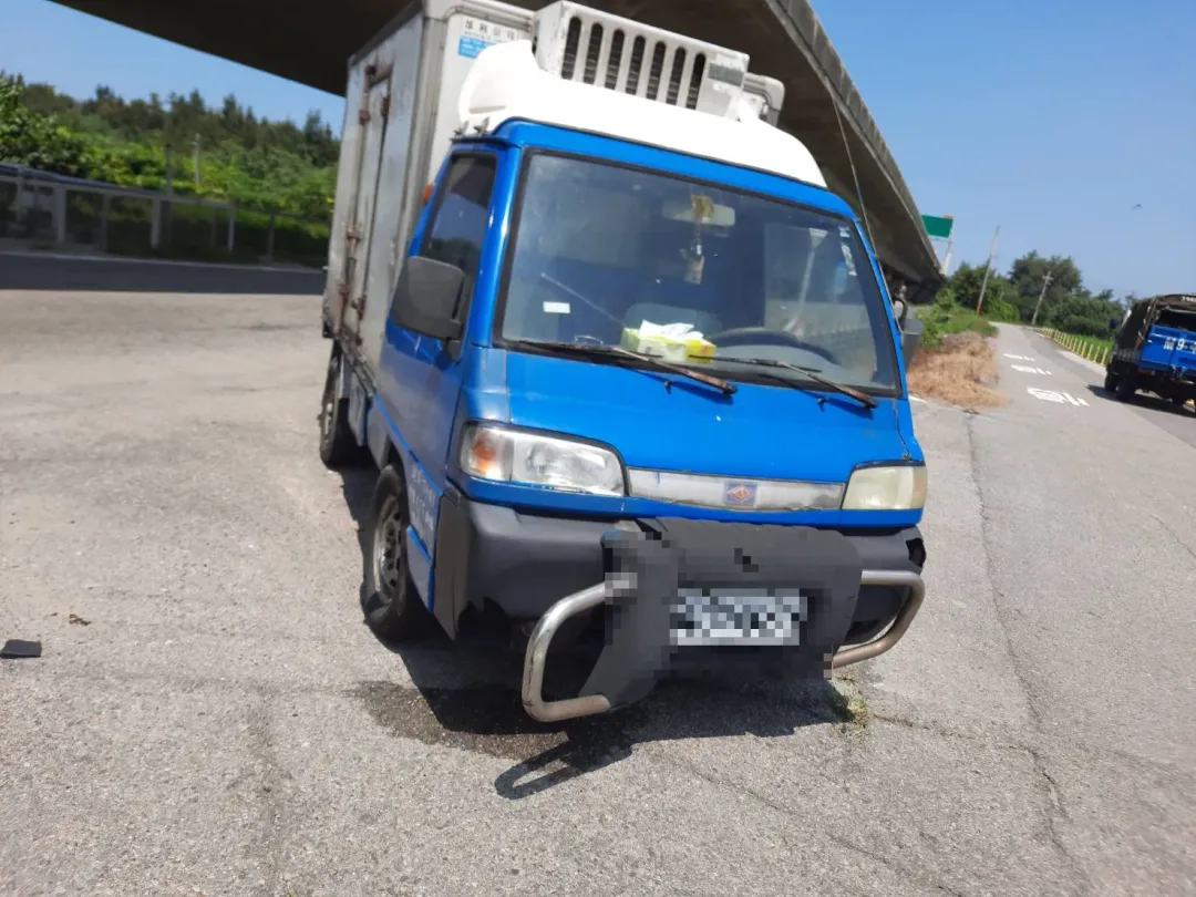 小貨車黃姓駕駛報案後，經警方酒測排除酒駕。（圖／中天新聞）