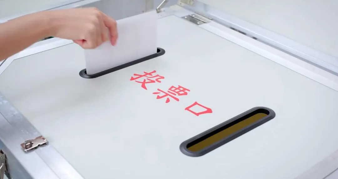中選會說明,無論是選舉、補選或罷免,都有主要政黨或候選人、罷免正反雙方代表(如監察員)在投開票所公開監督投開票過程及計票結果。(圖/中選會提供)