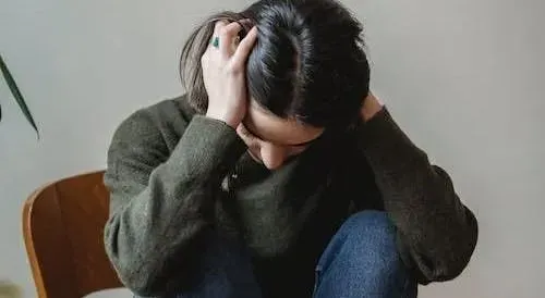 頸椎病變也可能壓迫到交感神經，導致記憶力減退、煩躁不安甚至憂鬱症等全身性症狀。（示意圖／資料庫）