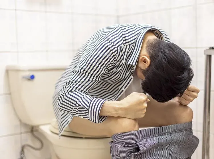 隨著國人喜歡邊上廁所邊滑手機,在馬桶上久坐,使得痔瘡有年輕化趨勢。(示意圖/資料庫)